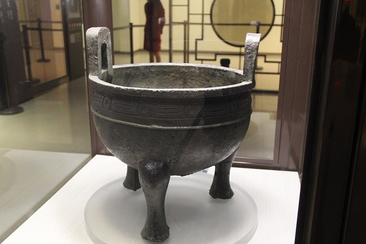 The Mao Gong ding, a bronze tripod cauldron from the late Western Zhou (around 800 BCE), 53.8 cm high. National Palace Museum, Taipei.