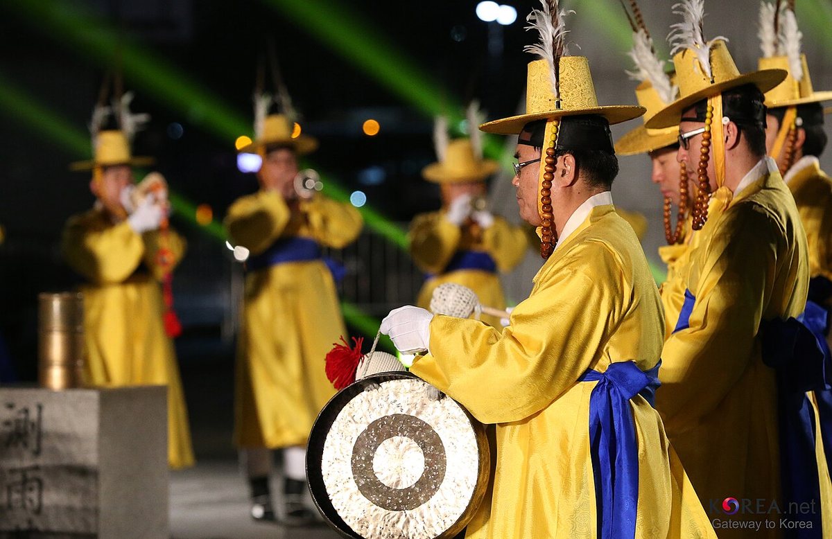 Musicians in Joseon court dress at the same Hangul Day celebration in Gwanghwamun Square, December 2012.
