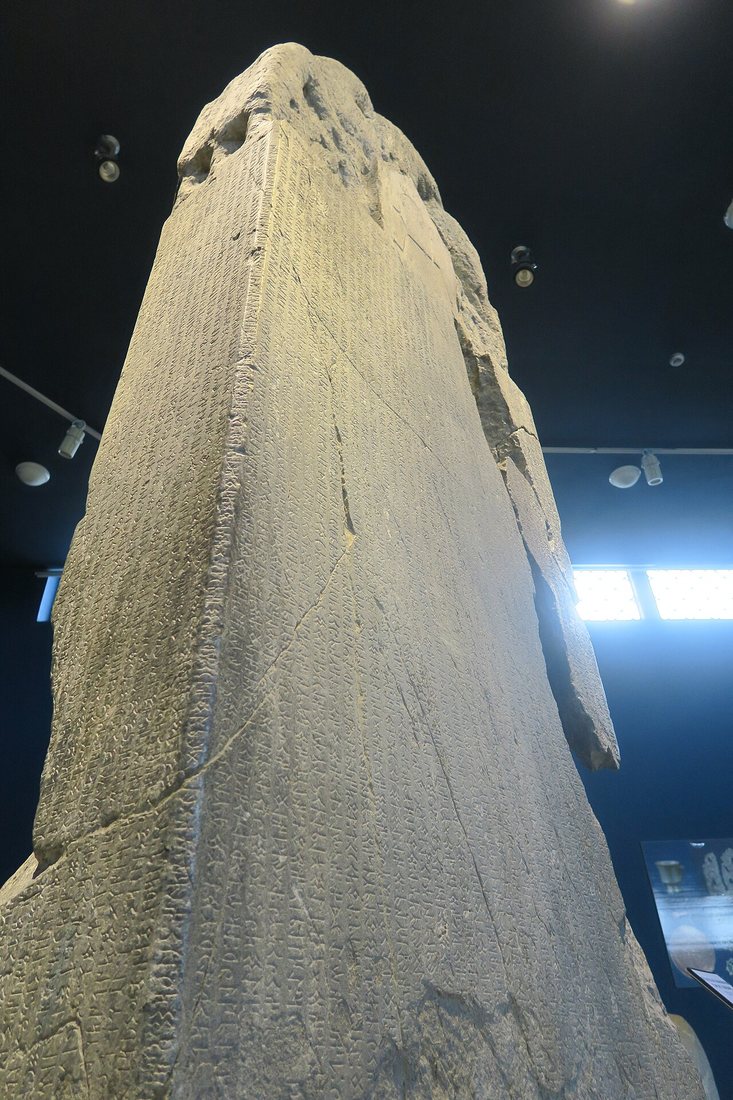 The stele of Kül Tigin from 732, 3.3 m high, in the Göktürk Museum at Khashaat (Arkhangai Province, Mongolia). The inscriptions (Turkic and Chinese) cover all four sides of the stone.