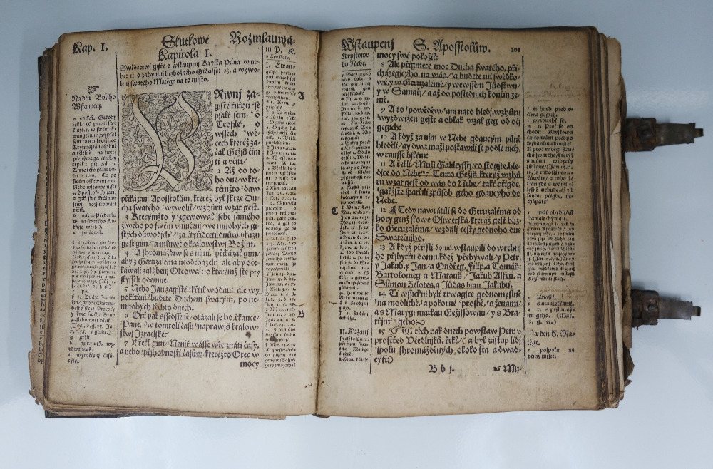 The opening of the Acts of the Apostles in the sixth volume of the Kralice Bible (New Testament, 1593). The biblical text stands in the middle, flanked by narrow columns of cross-references and explanatory notes. Museum of South-East Moravia, Zlín.